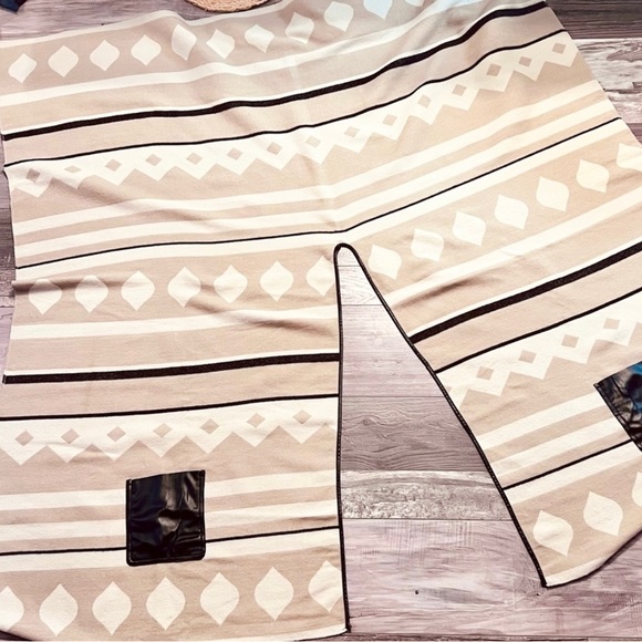 Akira Chicago Black Label Aztec Print Ruana Kimono Leather Trim Pocket Cream Tan - Picture 5 of 7